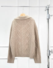 Cargar imagen en el visor de la galería, Allison Wool Cable Knit V-Neck Sweater