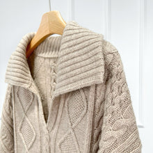 Cargar imagen en el visor de la galería, Allison Wool Cable Knit V-Neck Sweater