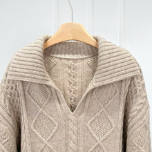 Cargar imagen en el visor de la galería, Allison Wool Cable Knit V-Neck Sweater