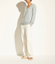 Cargar imagen en el visor de la galería, Wick Premier Cashmere Merino Wool V-Neck Sweater