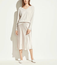 Cargar imagen en el visor de la galería, Wick Premier Cashmere Merino Wool V-Neck Sweater
