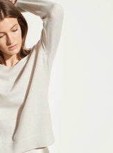 Cargar imagen en el visor de la galería, Wick Premier Cashmere Merino Wool V-Neck Sweater