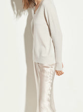 Cargar imagen en el visor de la galería, Wick Premier Cashmere Merino Wool V-Neck Sweater
