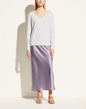 Cargar imagen en el visor de la galería, Wick Premier Cashmere Merino Wool V-Neck Sweater
