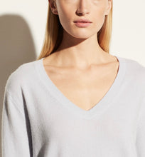 Cargar imagen en el visor de la galería, Wick Premier Cashmere Merino Wool V-Neck Sweater