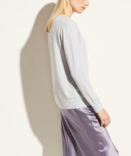 Cargar imagen en el visor de la galería, Wick Premier Cashmere Merino Wool V-Neck Sweater