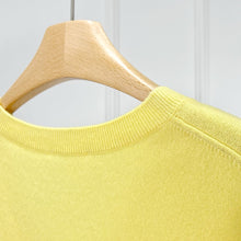 Cargar imagen en el visor de la galería, Wick Premier Cashmere Merino Wool V-Neck Sweater
