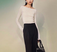Cargar imagen en el visor de la galería, Lynn Seamless Super Fine Merino Wool Boat Neck Long Sleeve