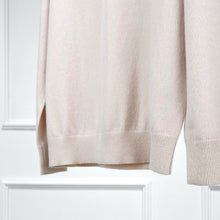 Cargar imagen en el visor de la galería, Wick Premier Cashmere Merino Wool V-Neck Sweater