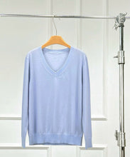 Cargar imagen en el visor de la galería, Wick Premier Cashmere Merino Wool V-Neck Sweater