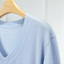Cargar imagen en el visor de la galería, Wick Premier Cashmere Merino Wool V-Neck Sweater
