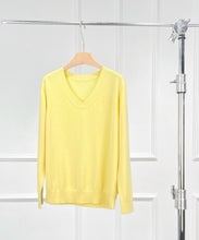 Cargar imagen en el visor de la galería, Wick Premier Cashmere Merino Wool V-Neck Sweater