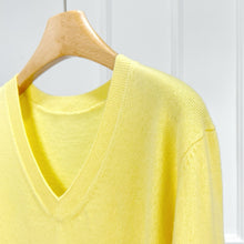 Cargar imagen en el visor de la galería, Wick Premier Cashmere Merino Wool V-Neck Sweater