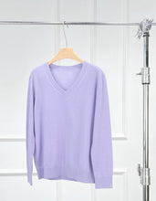 Cargar imagen en el visor de la galería, Wick Premier Cashmere Merino Wool V-Neck Sweater