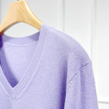 Cargar imagen en el visor de la galería, Wick Premier Cashmere Merino Wool V-Neck Sweater