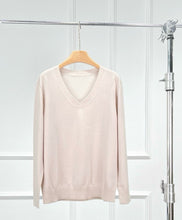 Cargar imagen en el visor de la galería, Wick Premier Cashmere Merino Wool V-Neck Sweater