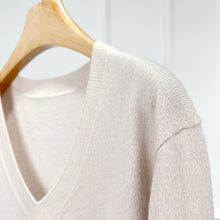 Cargar imagen en el visor de la galería, Wick Premier Cashmere Merino Wool V-Neck Sweater