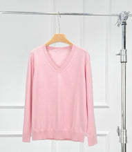 Cargar imagen en el visor de la galería, Wick Premier Cashmere Merino Wool V-Neck Sweater
