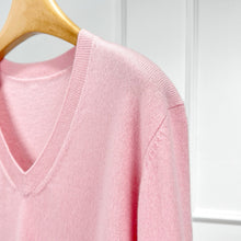 Cargar imagen en el visor de la galería, Wick Premier Cashmere Merino Wool V-Neck Sweater