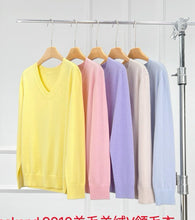 Cargar imagen en el visor de la galería, Wick Premier Cashmere Merino Wool V-Neck Sweater