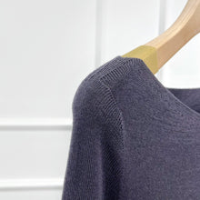 Cargar imagen en el visor de la galería, Lynn Seamless Super Fine Merino Wool Boat Neck Long Sleeve