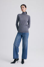 Cargar imagen en el visor de la galería, Diamond Wool and Mulberry Silk High-Neck Long Sleeve
