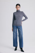 Cargar imagen en el visor de la galería, Diamond Wool and Mulberry Silk High-Neck Long Sleeve