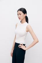 Cargar imagen en el visor de la galería, SLOW Merino Wool and Mulberry Silk Knitted Vest