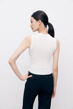 Cargar imagen en el visor de la galería, SLOW Merino Wool and Mulberry Silk Knitted Vest