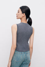 Cargar imagen en el visor de la galería, SLOW Merino Wool and Mulberry Silk Knitted Vest