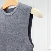 Cargar imagen en el visor de la galería, SLOW Merino Wool and Mulberry Silk Knitted Vest