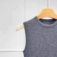 Cargar imagen en el visor de la galería, SLOW Merino Wool and Mulberry Silk Knitted Vest