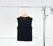 Cargar imagen en el visor de la galería, SLOW Merino Wool and Mulberry Silk Knitted Vest