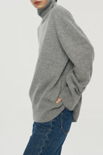画像をギャラリービューアに読み込む, Phoebe Premier Merino Wool Oversized Turtleneck Sweater
