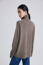 画像をギャラリービューアに読み込む, Phoebe Premier Merino Wool Oversized Turtleneck Sweater