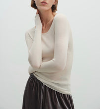将图片加载到图库查看器,Serein Seamless Super Extra Fine Merino Wool U-neck Long Sleeve Sweater