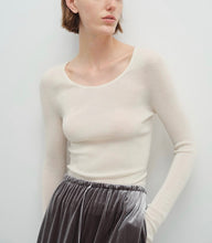 将图片加载到图库查看器,Serein Seamless Super Extra Fine Merino Wool U-neck Long Sleeve Sweater