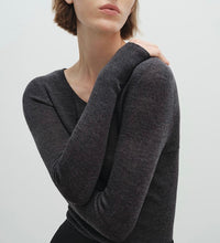 将图片加载到图库查看器,Serein Seamless Super Extra Fine Merino Wool U-neck Long Sleeve Sweater