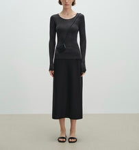 将图片加载到图库查看器,Serein Seamless Super Extra Fine Merino Wool U-neck Long Sleeve Sweater