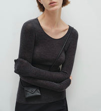 将图片加载到图库查看器,Serein Seamless Super Extra Fine Merino Wool U-neck Long Sleeve Sweater