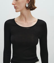 将图片加载到图库查看器,Serein Seamless Super Extra Fine Merino Wool U-neck Long Sleeve Sweater