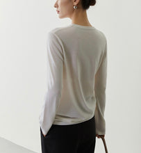 将图片加载到图库查看器,Lisa Extra Fine Merino Round Neck Long Sleeve Sweater