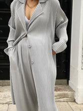 Cargar imagen en el visor de la galería, Goffer Trench Coat