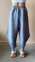 Cargar imagen en el visor de la galería, Goffer Cone Pant