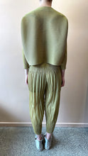Load image into Gallery viewer, Goffer Gilda Pleated Blouse