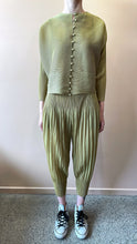 Load image into Gallery viewer, Goffer Gilda Pleated Blouse