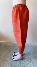 Cargar imagen en el visor de la galería, Goffer Cone Pant