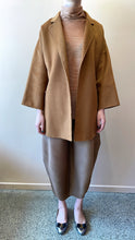 Cargar imagen en el visor de la galería, ÀIMAI Bathrobe Cropped Cashmere Wool Coat