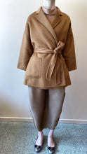 Cargar imagen en el visor de la galería, ÀIMAI Bathrobe Cropped Cashmere Wool Coat
