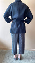 Cargar imagen en el visor de la galería, ÀIMAI Bathrobe Cropped Cashmere Wool Coat